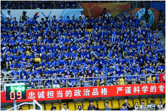  斯图加特主场灯光秀致敬退役功勋